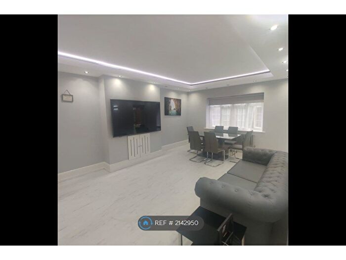 2 Bedroom Flat To Rent In Brentwood Lodge, London, NW4