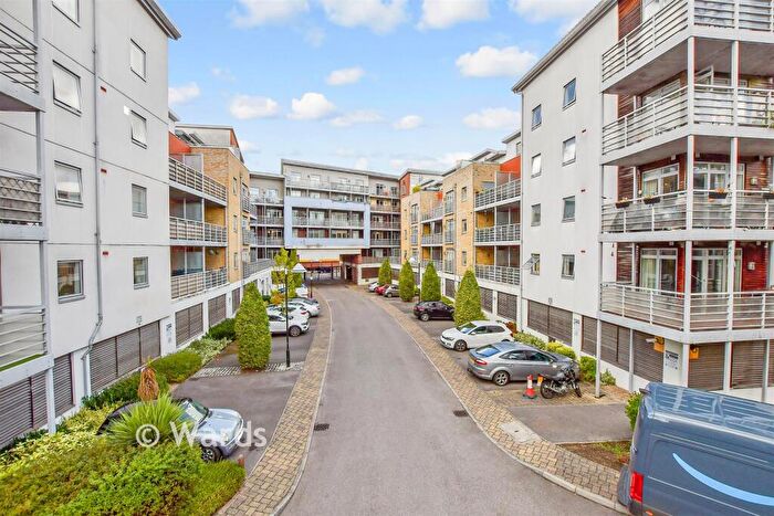2 Bedroom Flat For Sale In Kingfisher Meadow, Maidstone, Kent, ME16