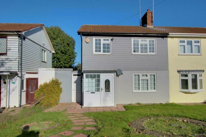 House To Rent In Lonsdale Drive, Enfield, EN2