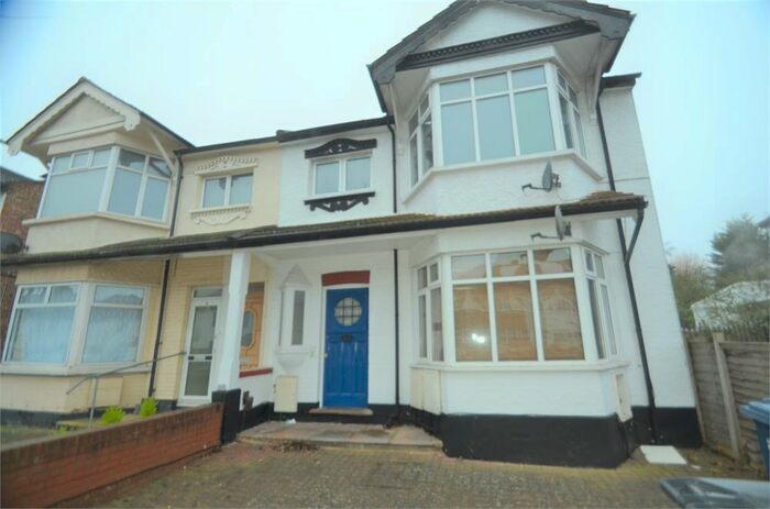 3 Bedroom Flat To Rent In Hale Grove Gardens, Mill Hill, NW7