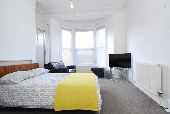 1 Bedroom Apartment To Rent In Houndiscombe Road, Flat, PL4