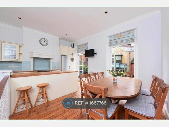 3 Bedroom Maisonette To Rent In Boutflower Road, London, SW11