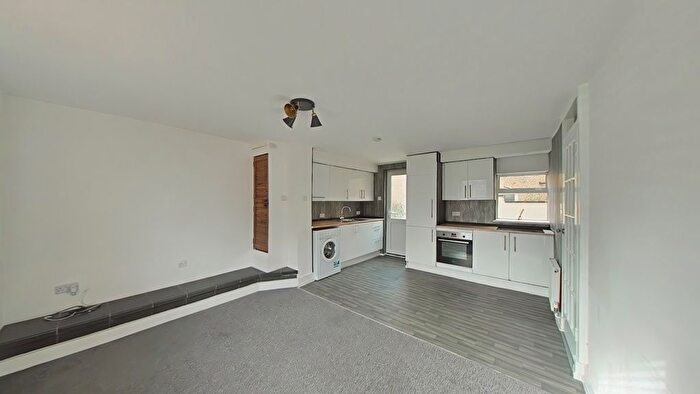 2 Bedroom Flat To Rent In Villiers Road, WD19