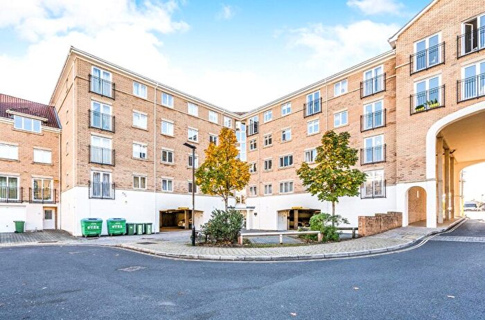 2 Bedroom Flat To Rent In The Dell, Southampton, Hampshire, SO15