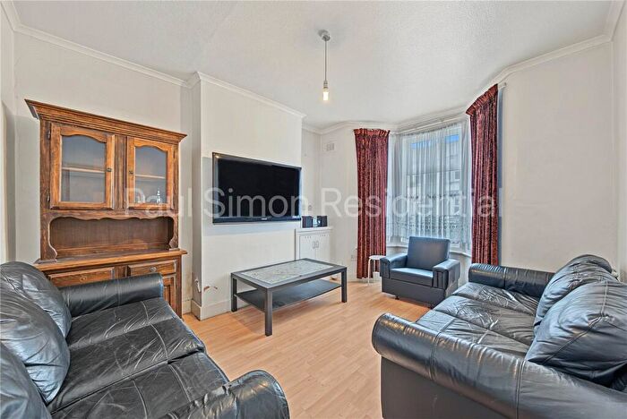 3 Bedroom End Of Terrace House For Sale In Effingham Road, London, N8