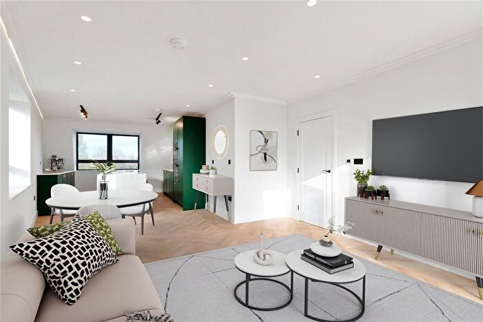 3 Bedroom Flat To Rent In Cannon Hill Lane, London, SW20