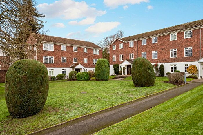 2 Bedroom Flat For Sale In Hillcrest, Weybridge, KT13