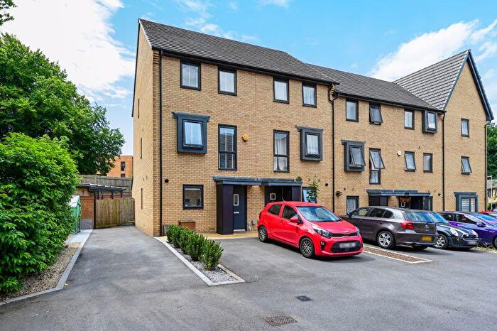 4 Bedroom End Of Terrace House For Sale In Divot Way, Rooksdown, Basingstoke, RG24