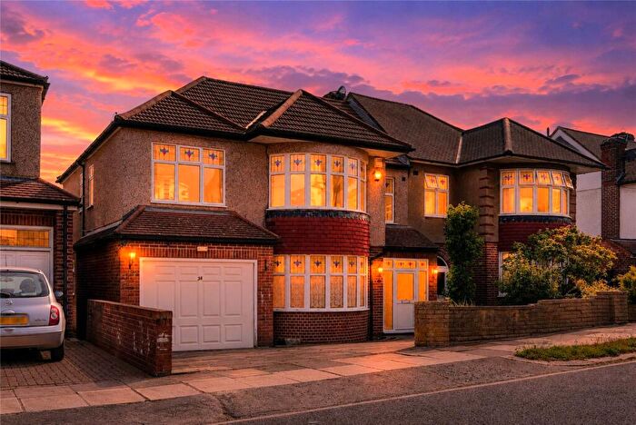 5 Bedroom Semi-Detached House For Sale In Grosvenor Gardens, Oakwood, N14