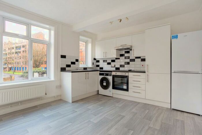 3 Bedroom Apartment To Rent In Devonshire Mansions Devonshire Road, SO15