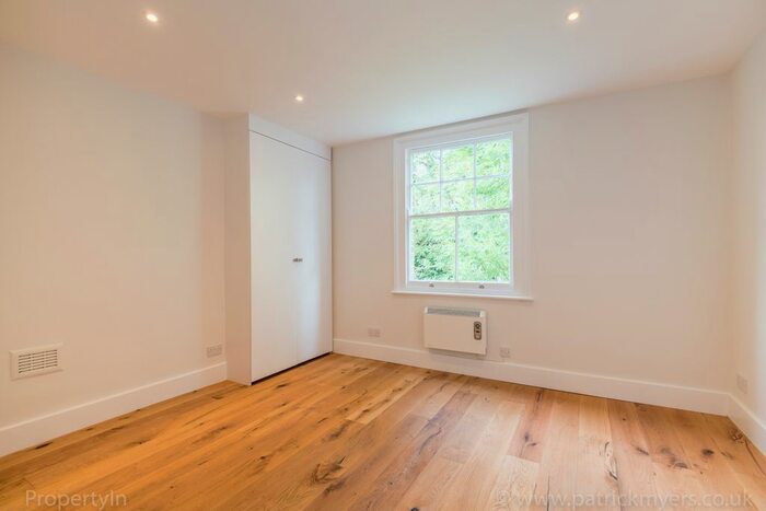 Studio To Rent In Thurlow Park Road, London, SE21
