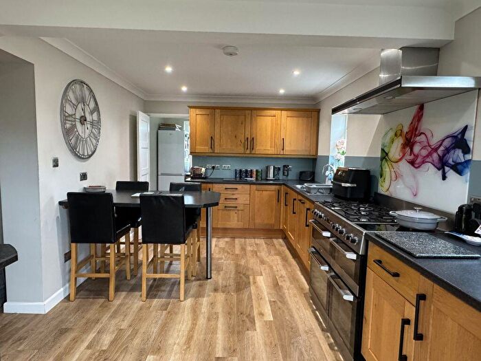 5 Bedroom Semi-Detached House For Sale In Seven Barrows Road, Northmnoor, Wareham, BH20 - Photo 5