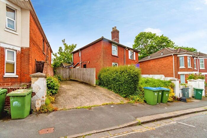 4 Bedroom Semi-Detached House For Sale In Sandhurst Road, Southampton, Hampshire, SO15