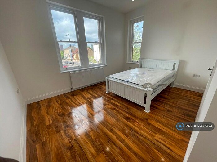 3 Bedroom Penthouse To Rent In Warham Road, South Croydon, CR2