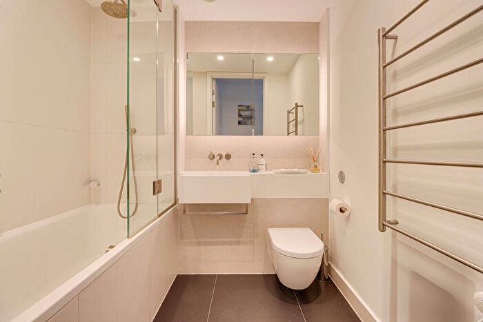 2 Bedroom Flat For Sale In Gabriel Square, St. Albans, Hertfordshire, AL1
