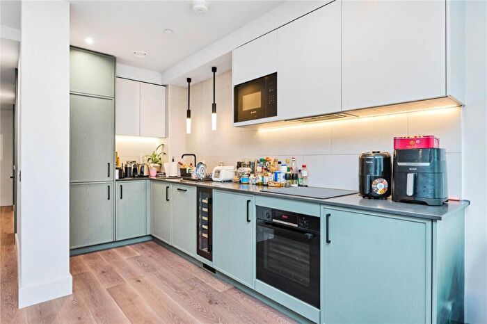 3 Bedroom Apartment To Rent In Windsor Square, Woolwich, London, SE18