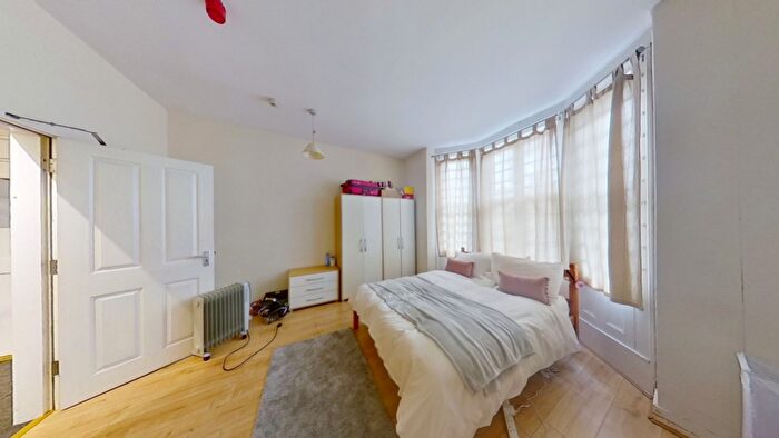 3 Bedroom Flat To Rent In () Flat, Alpha Terrace, Nottingham, NG1