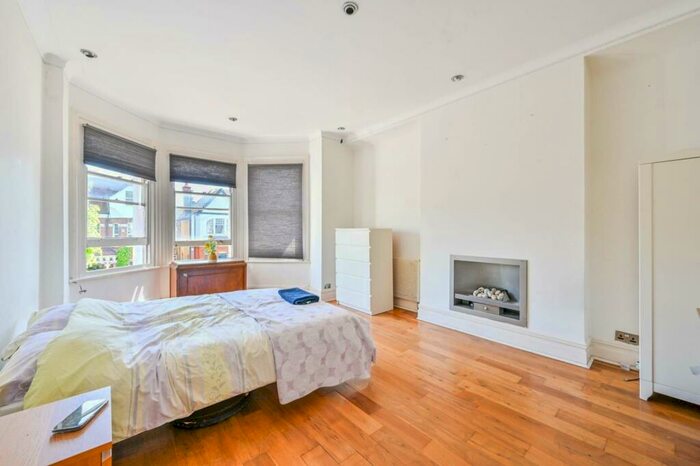 4 Bedroom Flat To Rent In Broomfield Avenue, Palmers Green, London, N13