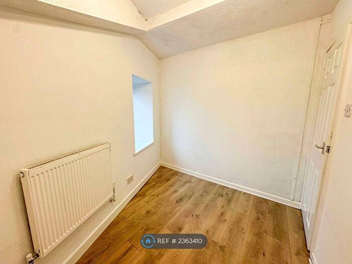 2 Bedroom Flat To Rent In Burnley Road East, Rossendale, BB4