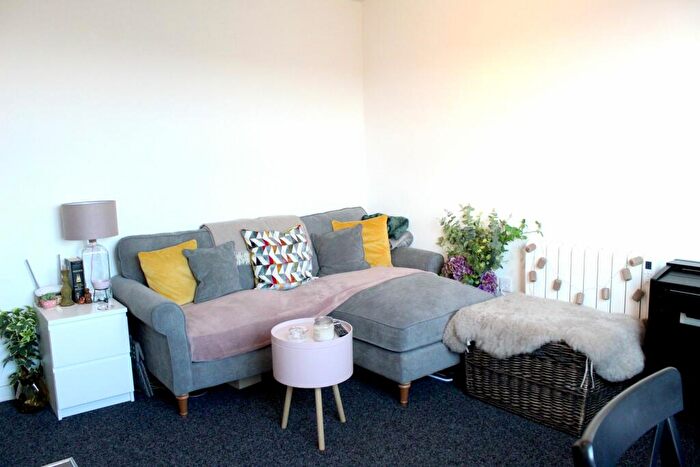 1 Bedroom Flat To Rent In Flat, High Street - Bed, LN5