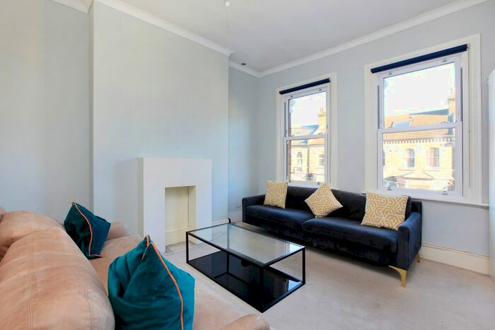 2 Bedroom Flat To Rent In Mayflower Road, Clapham, London, SW9