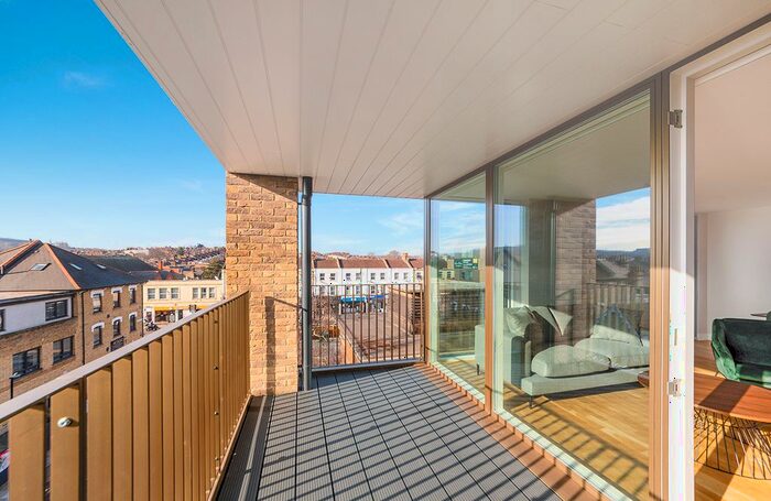 2 Bedroom Flat To Rent In The Oakwood, Green Lanes, N15