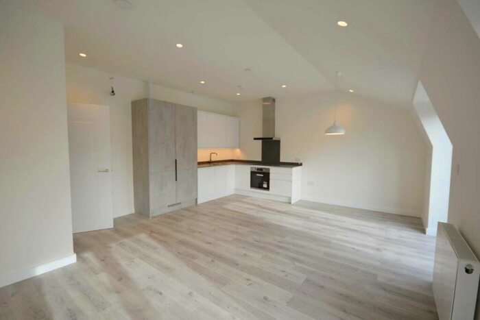 2 Bedroom Flat To Rent In Shirehall Lane, London, NW4