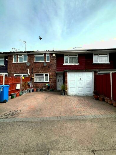 3 Bedroom Terraced House To Rent In Beaulieu Gardens, Blackwater, GU17