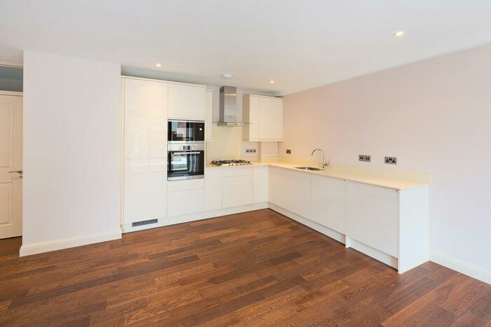 3 Bedroom Flat To Rent In High Street, Wanstead, E11