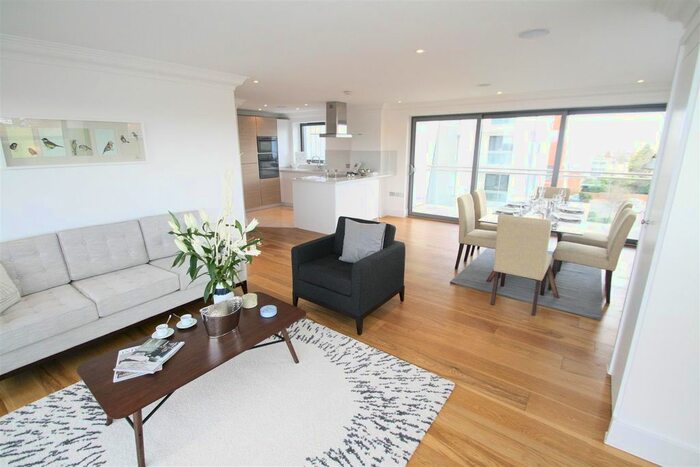 2 Bedroom Flat To Rent In The Leas, Westcliff-On-Sea, SS0