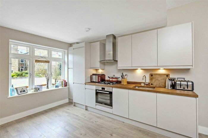 2 Bedroom Flat To Rent In Ambleside Avenue, London, SW16