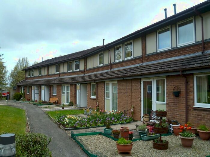 2 Bedroom Flat To Rent In First Floor Flat - Montgomery Court, CA1