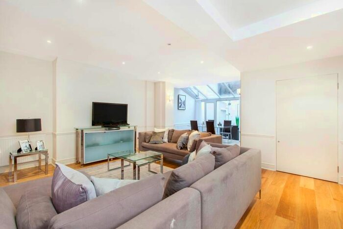 3 Bedroom Maisonette To Rent In Hertford Street, Mayfair, London, W1J