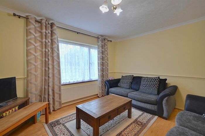 2 Bedroom Maisonette To Rent In Trevor Close, Northolt UB5