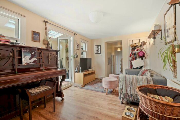 2 Bedroom Flat To Rent In Ivanhoe Road, London, SE5