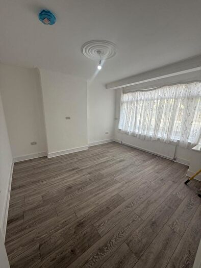3 Bedroom Semi-Detached House To Rent In London, N18