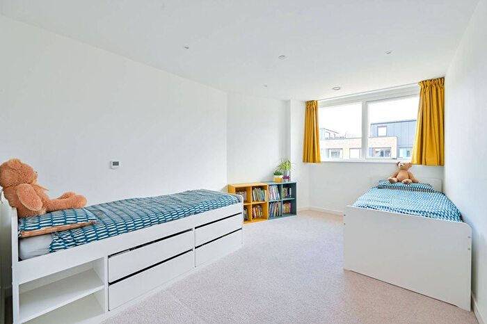 3 Bedroom Flat To Rent In Danson Mews, Elephant And Castle, London, SE17