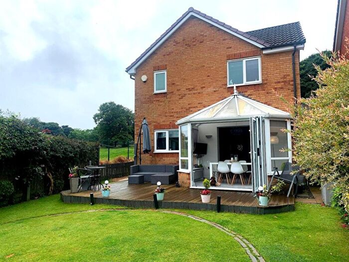 3 Bedroom Town House For Sale In Cameron Grove, Eccleshill, Bradford, BD2