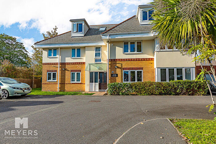 2 Bedroom Flat For Sale In Daisy Close, Poole, BH15