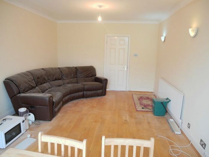 4 Bedroom Semi Detached House To Rent In Oaklands Grove, London, W12