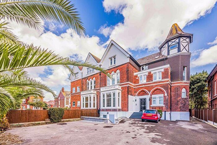 3 Bedroom Flat For Sale In Craneswater Park, Southsea, PO4