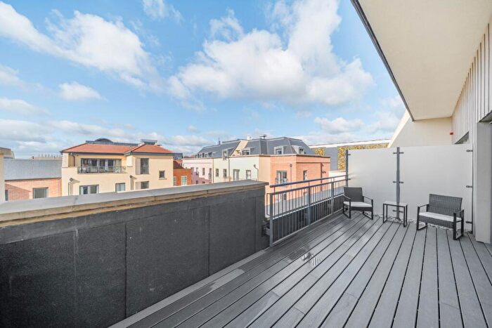 3 Bedroom Flat For Sale In Nightingale Walk, Farnham, Surrey, GU9