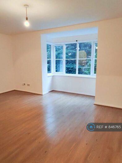 Studio To Rent In Snowdon Drive, London, NW9