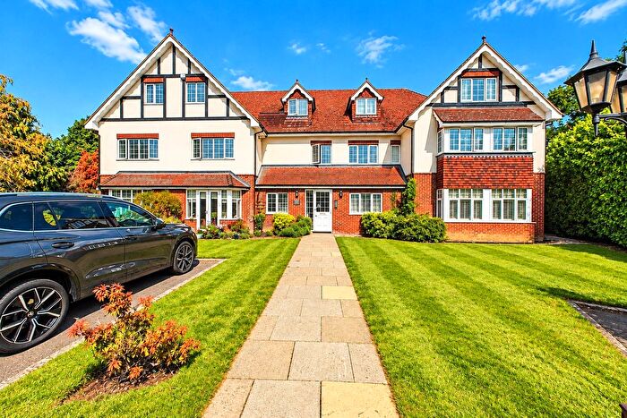2 Bedroom Flat For Sale In Horsell, Surrey, GU21