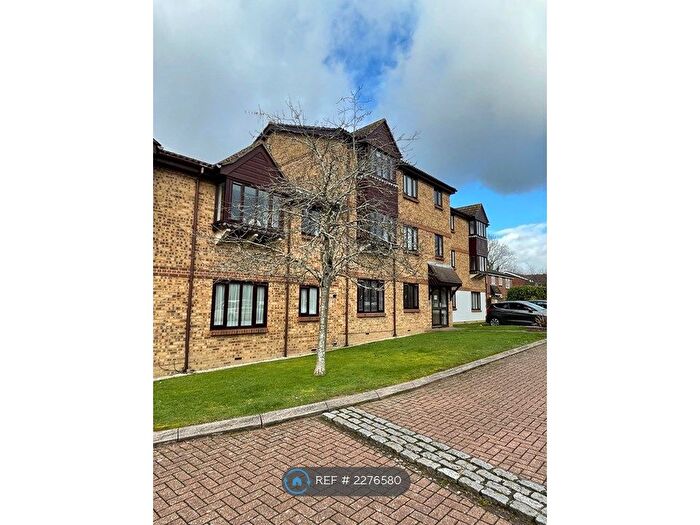 1 Bedroom Flat To Rent In Abbotsbury Court, Horsham, RH13