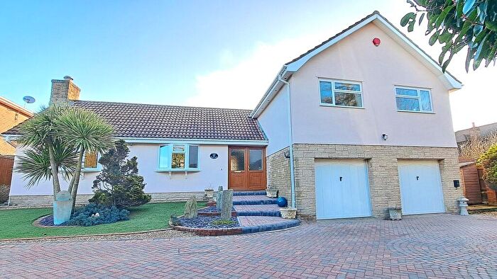 4 Bedroom Detached House For Sale In Lynric Close Barton On Sea New Milton, BH25