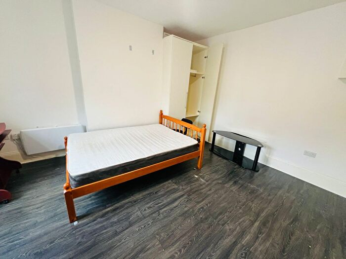 Studio To Rent In Kenton Road, Harrow, Greater London, HA1