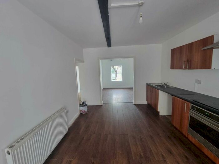 2 Bedroom Flat To Rent In Bradford Rd, Dewsbury, WF13