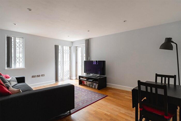 4 Bedroom Apartment To Rent In Cadogan Terrace, Hackney Wick, London, E9