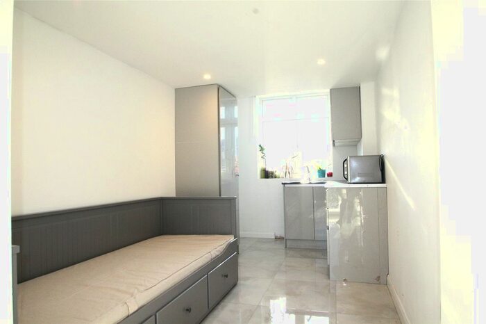 Studio To Rent In Tewkesbury Gardens, London, NW9